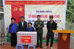 Bàn giao nhà tình nghĩa tặng vợ liệt sĩ Lăng Văn Phú